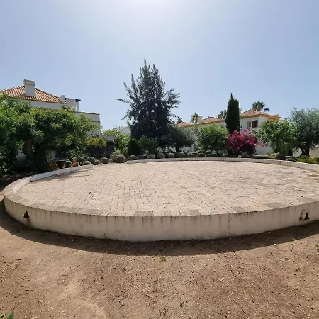 Apartment 2 Bedroom Flat With Pool And Garden *