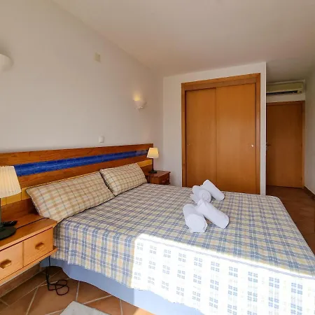 2 Bedroom Flat With Pool And Garden