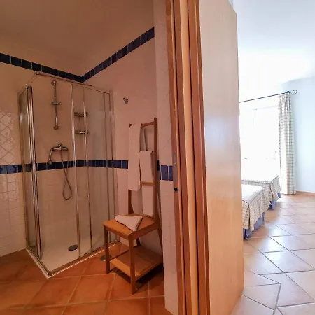 2 Bedroom Flat With Pool And Garden