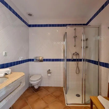 Apartment 2 Bedroom Flat With Pool And Garden *
