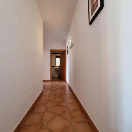 2 Bedroom Flat With Pool And Garden Apartment *