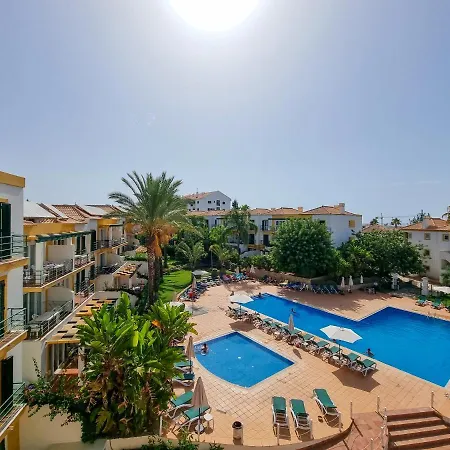 2 Bedroom Flat With Pool And Garden *