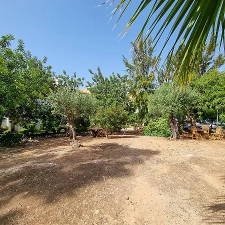 Apartment 2 Bedroom Flat With Pool And Garden