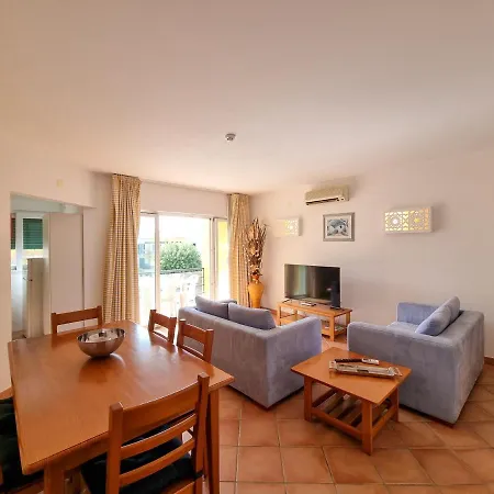 2 Bedroom Flat With Pool And Garden *