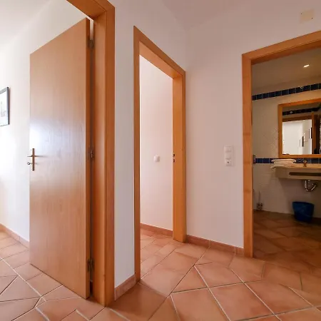 2 Bedroom Flat With Pool And Garden *