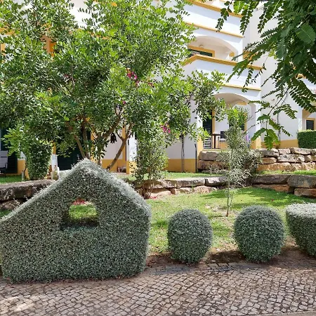 2 Bedroom Flat With Pool And Garden Apartment *