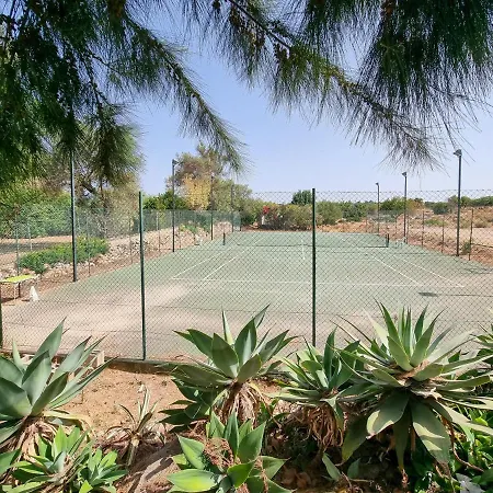 Apartamento 2 Bedroom Flat With Pool And Garden