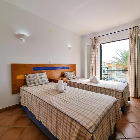2 Bedroom Flat With Pool And Garden *